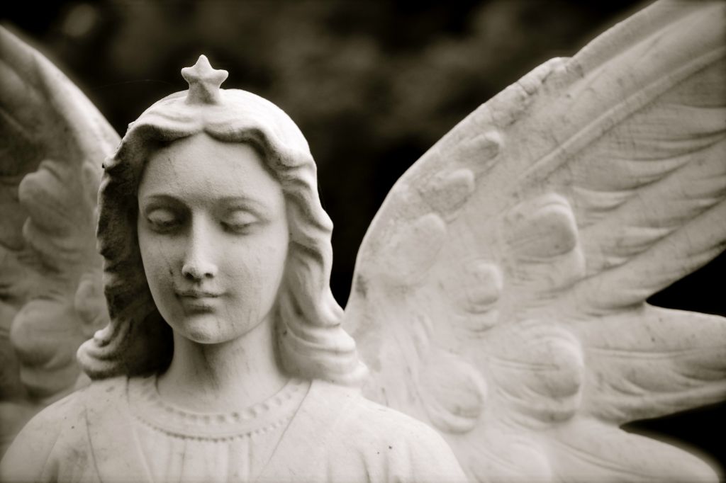 Rintakuva enkeliä esittävästä patsaasta.