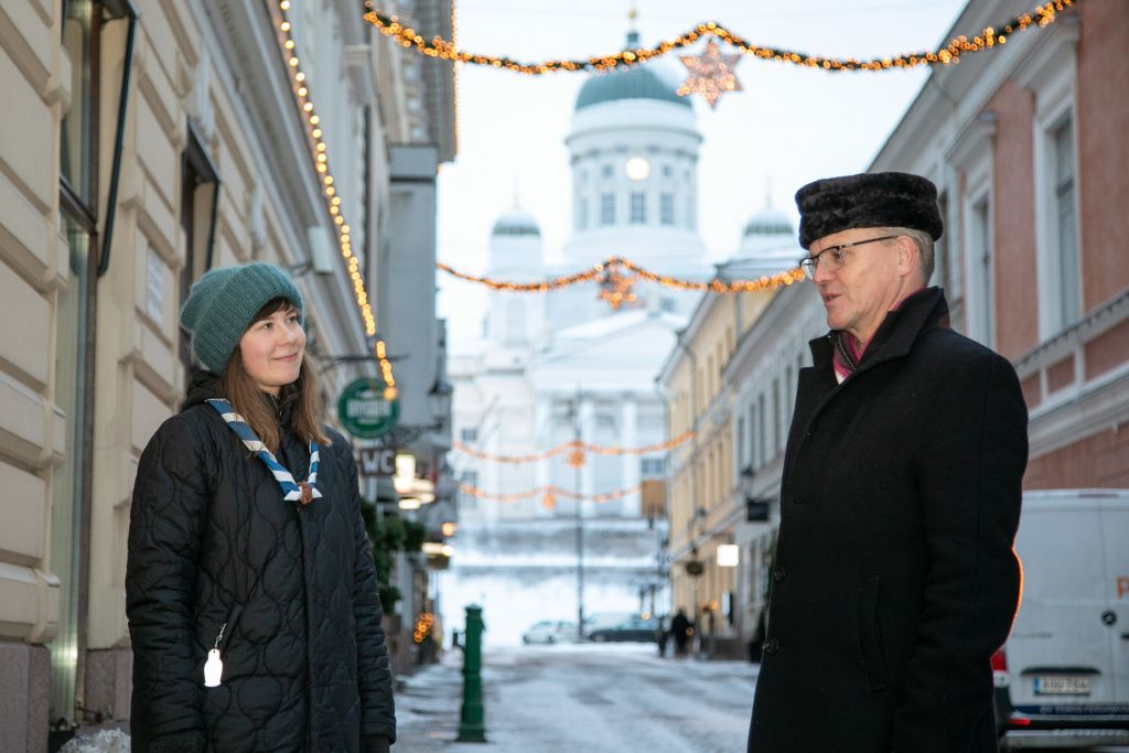 Suomen Partiolaisten puheenjohtaja Siiri Somerkero ja arkkipiispa Tapio Luoma tapasivat yhteistyösopimuksen allekirjoittamisen merkeissä koronaturvallisesti ulkona. Kuva Helsingin Sofiankadulta, taustalla näkyy Helsingin tuomiokirkko.