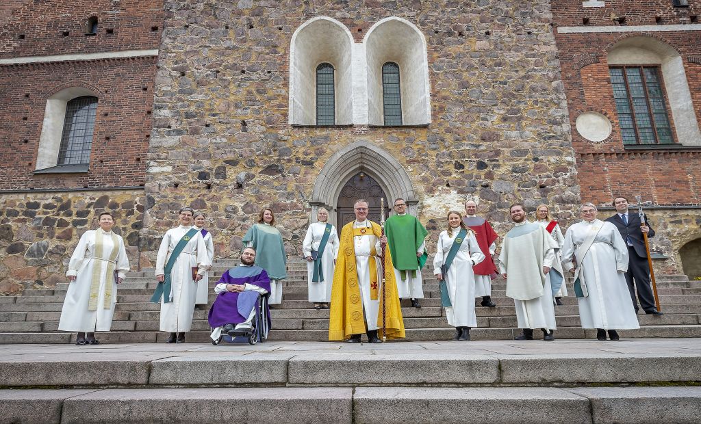 Arkkipiispa Tapio Luoma ja tuoreet papit, diakonit ja diakonissat Turun tuomiokirkon portailla