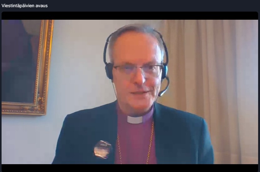 Arkkipiispa pitää avajaispuhetta tietokoneen ruudulla, etäyhteyden välityksellä Turun tuomiokapitulista.