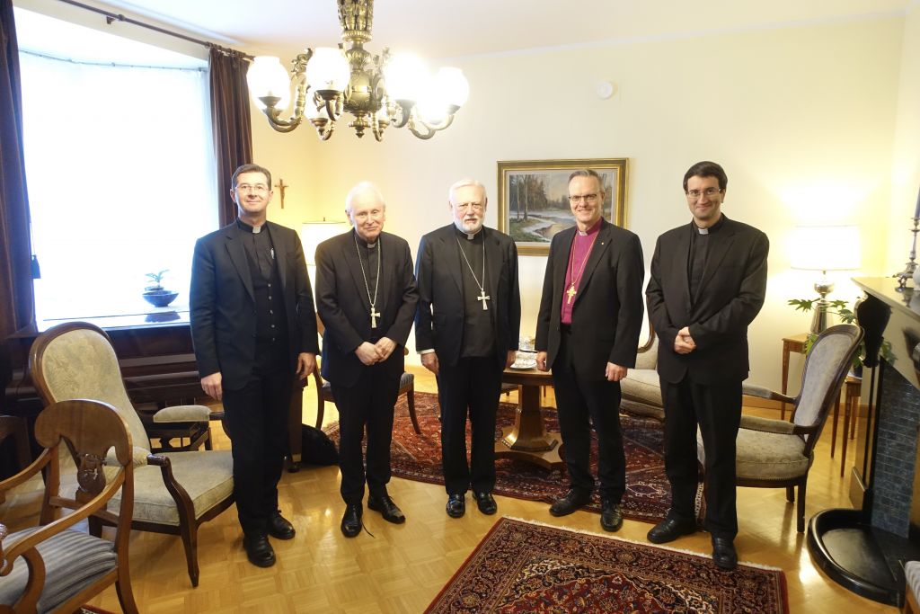 Ryhmäkuvassa mm. Helsingin katolisen hiippakunnan piispa emeritus Teemu Sippo, arkkipiispa Callagher, arkkipiispa Luoma ja Helsingin katolisen hiippakunnan yleisvikaari, isä Raimo Goyarrola.