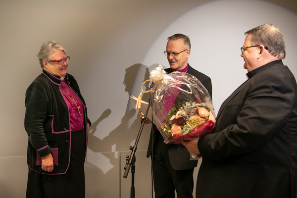 Kuvassa Piispa emerita Irja Askola, arkkipiispa Tapio Luoma ja Kirkkohallituksen kansliapäällikkö Pekka Huokuna.