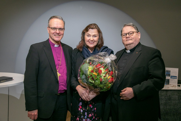 Kuvassa arkkipiispa Tapio Luoma, kirjailija Anna-Mari Kaskinen ja Kirkkohallituksen kansliapäällikkö Pekka Huokuna
