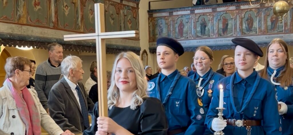 Ristikulkue saapuu kirkkoon