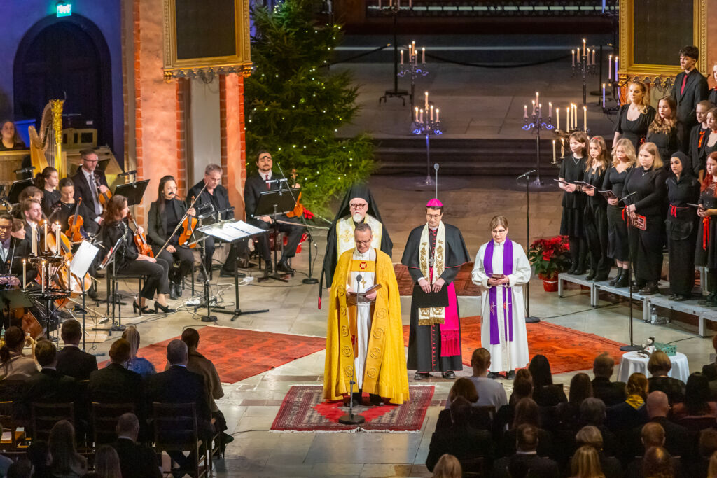 Ekumeeninen joulu tuomiokirkossa.