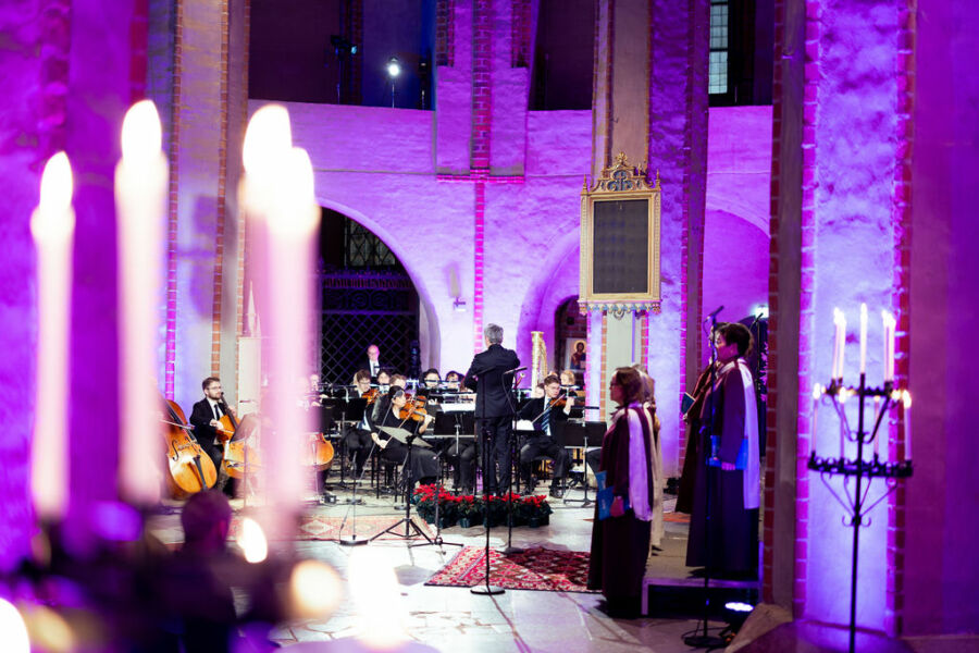 Ekumeenisen joulun tunnelmakuva kirkosta.